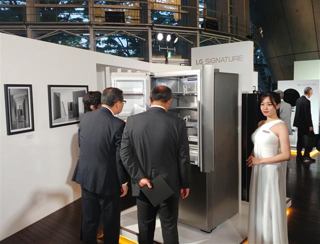 지난 4일 일본 도쿄 국립신미술관에서 열린 ‘LG 시그니처’ 출시 행사에서 참석자들이 LG전자의 초프리미엄 가전인 LG 시그니처 제품들을 살펴보고 있다. LG전자 제공