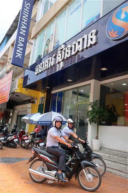 지난달 10일 신한캄보디아은행 프놈펜 본점에서 대출 담당 직원들이 오토바이를 타고 영업에 나서고 있다.