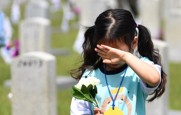 현충일을 하루 앞둔 5일 서울 현충원을 찾은 어린이가 묵념을 하며 눈물을 흘리고 있다.  2019.6.5 박지환기자 popocar@seoul.co.kr
