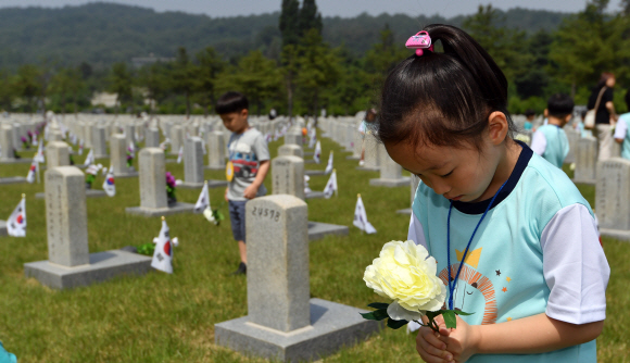 현충일을 하루 앞둔 5일 서울 현충원을 찾은 어린이가 묵념을 하고 있다.  2019.6.5 박지환기자 popocar@seoul.co.kr