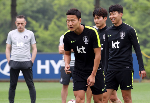 밝은 표정으로 훈련하는 손흥민