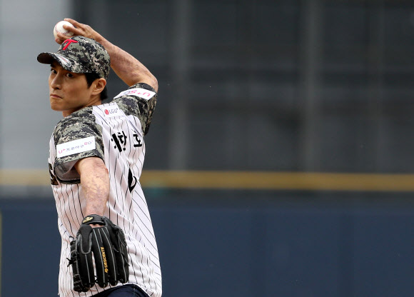 시구하는 이찬호 예비역 병장