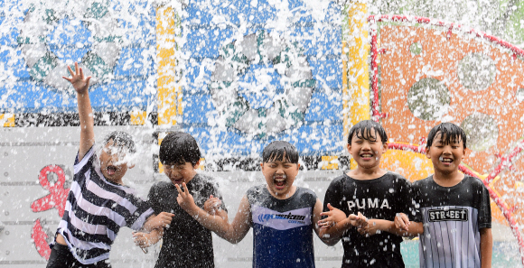 6일 서울 중랑구 봉수대공원에 개장한 물놀이장에서 어린이들이 물놀이를 하고 있다. 2019. 6. 6 정연호 기자 tpgod@seoul.co.kr