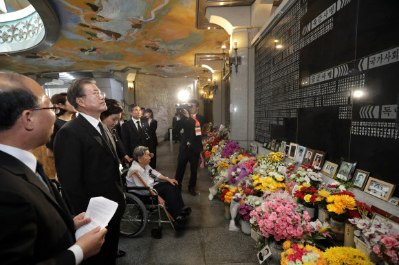 위패봉안관 찾은 문 대통령