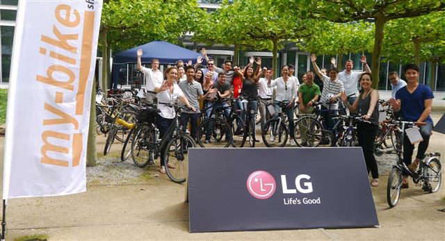 독일에서 근무하는 LG전자 직원들이 지난 5일 세계 환경의 날을 맞이해 ‘자전거 타고 출근하는 날’ 행사에 참여하고 있다. LG전자 제공