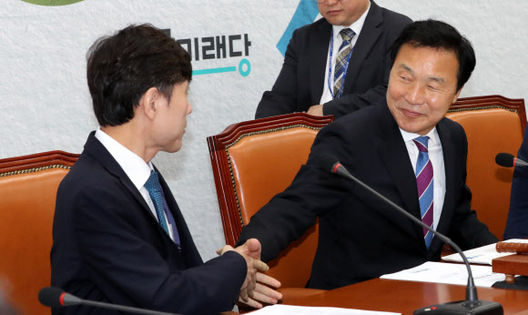 하태경과 악수하는 손학규