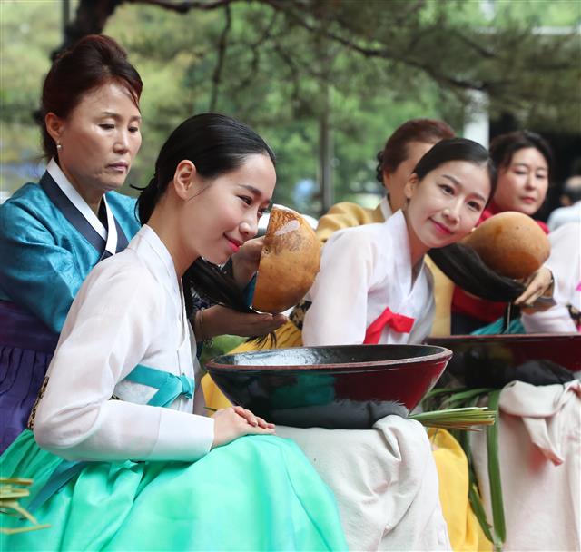 창포물에 머리감아요