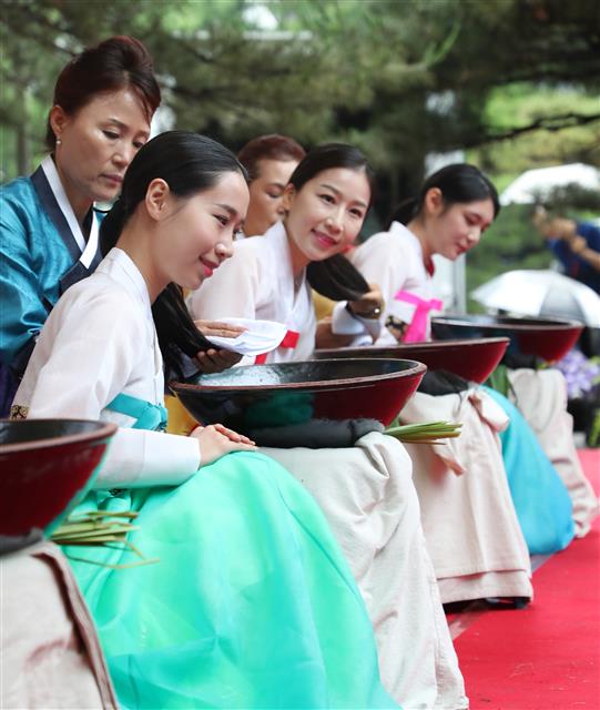 창포물에 머리감는 여인들