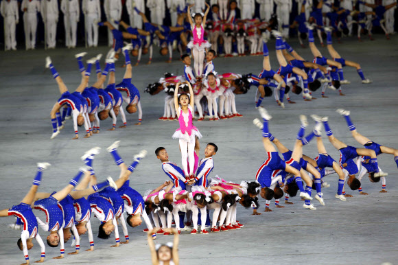 북한 어린이들이 7일(현지시간) 평양 능라도 경기장에서 열린 대집단체조 ‘인민의 나라’ 공연중 매스 게임을 선보이고 있다. AP 연합뉴스