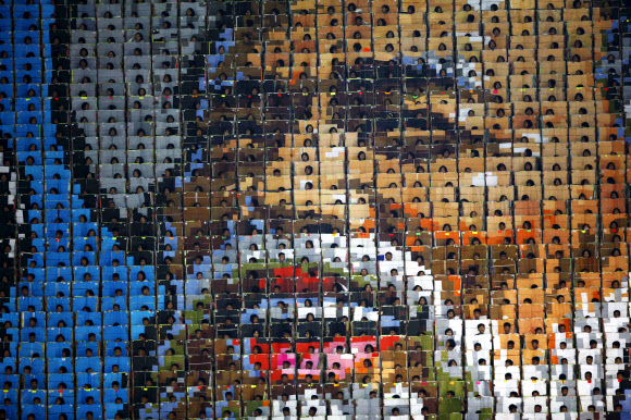 북한 학생들이 7일(현지시간) 평양 능라도 경기장에서 열린 대집단체조 ‘인민의 나라’ 공연중 카드섹션을 선보이고 있다. AP 연합뉴스