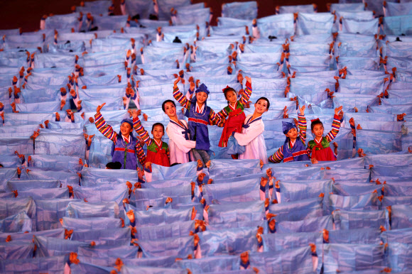 북한 무용수들이 7일(현지시간) 평양 능라도 경기장에서 열린 대집단체조 ‘인민의 나라’ 공연을 하고 있다. AP 연합뉴스