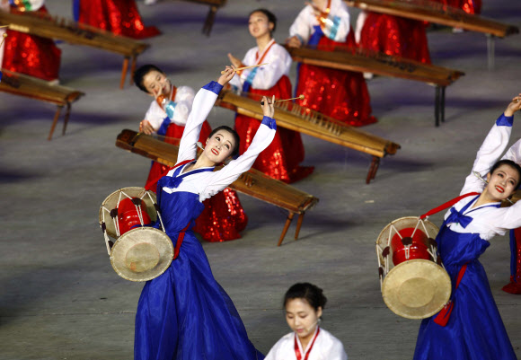 여성 무용수들이 7일(현지시간) 북한 평양 능라도 경기장에서 열린 대집단체조 ‘인민의 나라’ 공연을 하고 있다. AP 연합뉴스
