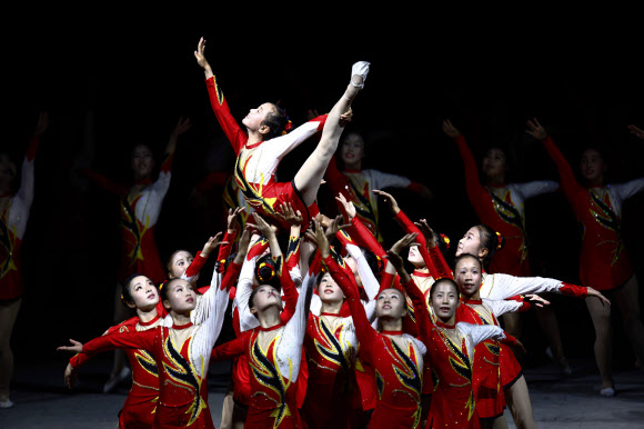 북한 체조 선수들이 7일(현지시간) 평양 능라도 경기장에서 열린 대집단체조 ‘인민의 나라’ 공연중 집단체조를 선보이고 있다. AP 연합뉴스