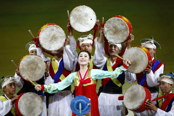 여성 무용수가 7일(현지시간) 북한 평양 능라도 경기장에서 열린 대집단체조 ‘인민의 나라’ 공연을 하고 있다. AP 연합뉴스