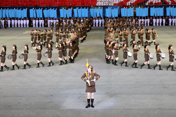 북한 여군 군악대가 7일(현지시간) 북한 평양 능라도 경기장에서 열린 대집단체조 ‘인민의 나라’ 공연중 퍼레이드를 펼치고 있다. AP 연합뉴스