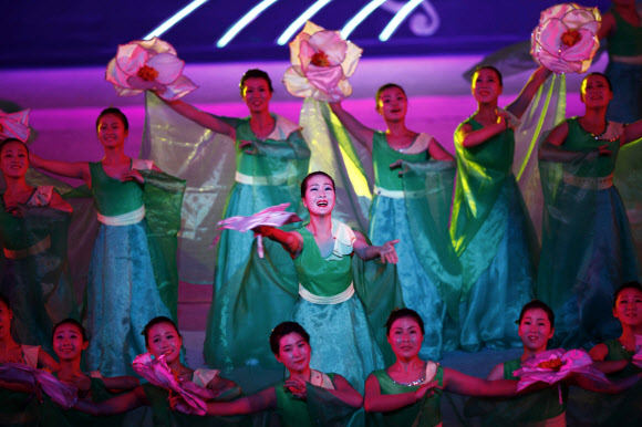 여성 무용수들이 7일(현지시간) 북한 평양 능라도 경기장에서 열린 대집단체조 ‘인민의 나라’ 공연을 하고 있다. AP 연합뉴스