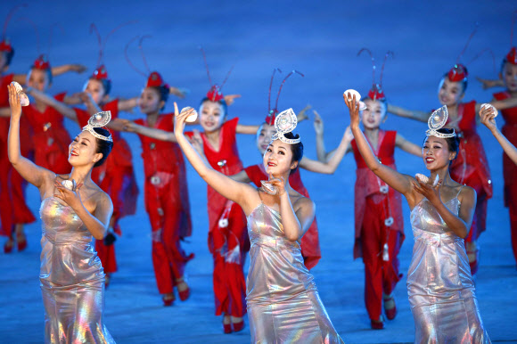 여성 무용수들이 7일(현지시간) 북한 평양 능라도 경기장에서 열린 대집단체조 ‘인민의 나라’ 공연을 하고 있다. AP 연합뉴스