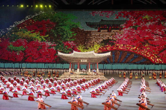 여성 연주자들이 7일(현지시간) 북한 평양 능라도 경기장에서 열린 대집단체조 ‘인민의 나라’ 공연중 가야금을 연주하고 있다. AP 연합뉴스