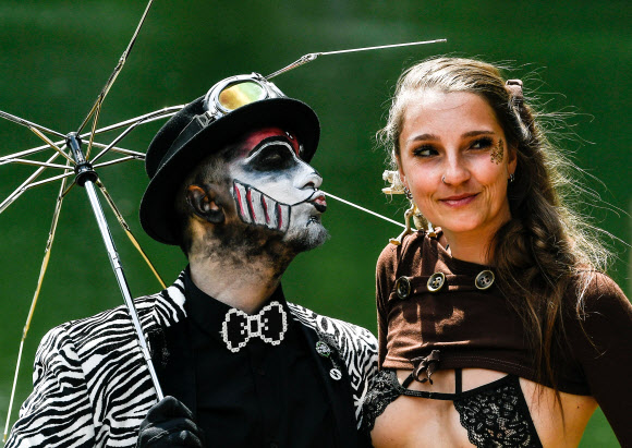 7일(현지시간) 독일 작센주 라이프치히에서 열린 음악 축제 ‘웨이브 고딕 트레펜(Wave Gothic Treffen)’ 참가자들이 다양한 고딕 스타일의 의상을 입고 페스티벌을 즐기고 있다. EPA 연합뉴스