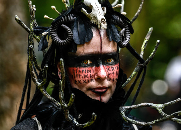 7일(현지시간) 독일 작센주 라이프치히에서 열린 음악 축제 ‘웨이브 고딕 트레펜(Wave Gothic Treffen)’ 참가자가 다양한 고딕 스타일의 의상을 입고 페스티벌을 즐기고 있다. EPA 연합뉴스