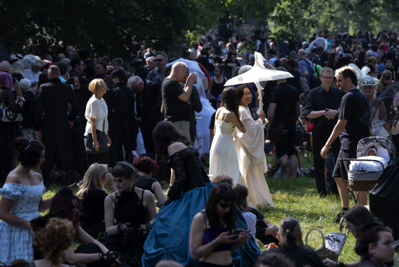 7일(현지시간) 독일 작센주 라이프치히에서 열린 음악 축제 ‘웨이브 고딕 트레펜(Wave Gothic Treffen)’ 참가자들이 다양한 고딕 스타일의 의상을 입고 페스티벌을 즐기고 있다. AP 연합뉴스