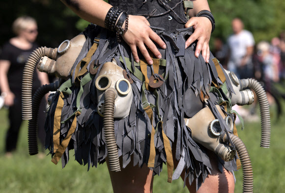 7일(현지시간) 독일 작센주 라이프치히에서 열린 음악 축제 ‘웨이브 고딕 트레펜(Wave Gothic Treffen)’ 참가자들이 다양한 고딕 스타일의 의상을 입고 페스티벌을 즐기고 있다. AP 연합뉴스