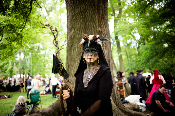 7일(현지시간) 독일 작센주 라이프치히에서 열린 음악 축제 ‘웨이브 고딕 트레펜(Wave Gothic Treffen)’ 참가자들이 다양한 고딕 스타일의 의상을 입고 페스티벌을 즐기고 있다. AFP 연합뉴스