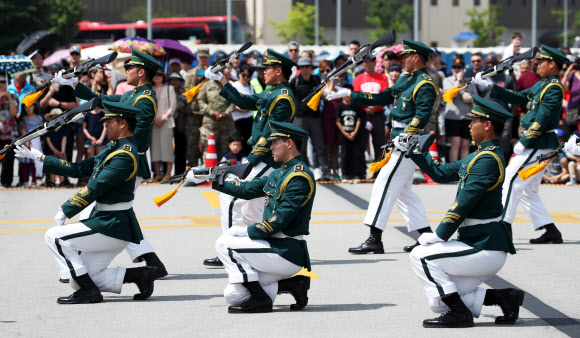 8일 경기도 평택시 캠프 험프리스에서 열린 미8군 창설 75주년 기념행사에서 의장대가 시범 공연을 하고 있다. 2019.6.8  연합뉴스