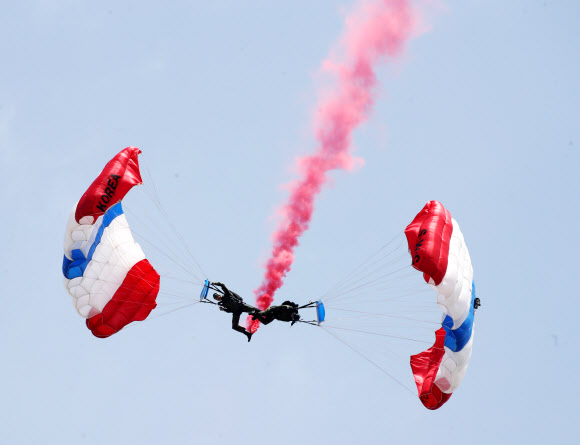 8일 경기도 평택시 캠프 험프리스에서 열린 미8군 창설 75주년 기념행사에서 고공 강하 시범이 펼쳐지고 있다. 2019.6.8  연합뉴스