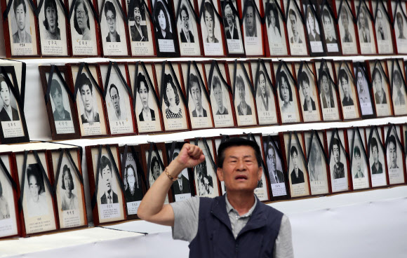 8일 오후 서울 청계광장에서 열린 28회 민족민주열사·희생자 범국민추모제에서 참석자들이 임을 위한 행진곡을 부르고 있다. 2019.6.8  연합뉴스