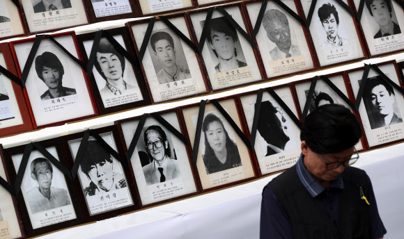 8일 오후 서울 청계광장에서 열린 28회 민족민주열사·희생자 범국민추모제에서 참석자가 묵념을 하고 있다. 2019.6.8  연합뉴스