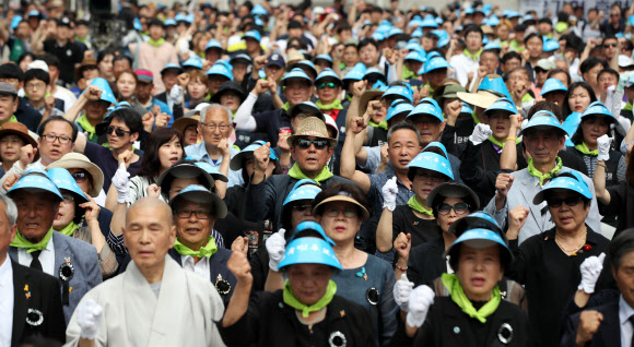 8일 오후 서울 청계광장에서 열린 28회 민족민주열사·희생자 범국민추모제에서 참석자들이 임을 위한 행진곡을 부르고 있다. 2019.6.8  연합뉴스