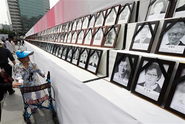 8일 오후 서울 종로구 청계광장에서 열린 제28회 민족민주열사·희생자 범국민추모제에서 참가자들이 열사들의 영정을 바라보고 있다. 참가자들은 이 자리에서 “민족민주열사, 희생자 영령들의 고귀한 희생정신과 투쟁정신을 계승하여, 적폐청산과 사회대개혁을 위한 투쟁을 멈추지 않고 산자의 의무를 끝까지 다할 것”이라고 밝혔다. 2019.6.8 뉴스1