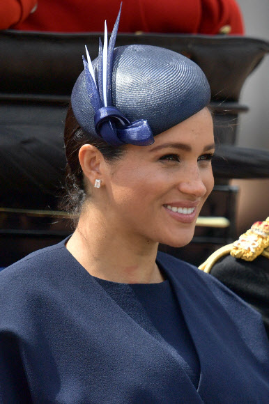 영국 여왕 생일 모습 드러낸 마클 왕자비