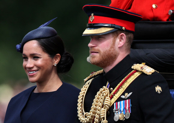 영국 여왕 생일 행사에 모습 드러낸 마클 왕자비와 해리 왕자