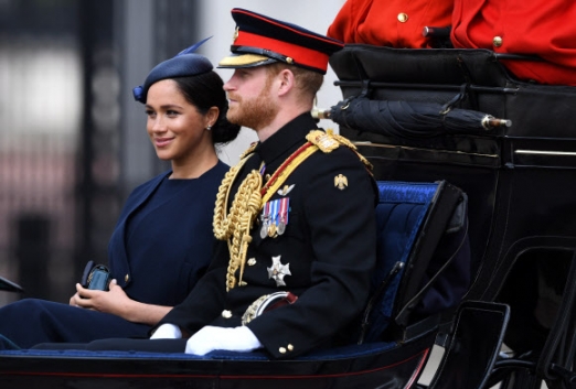 영국 여왕 생일 행사에 모습 드러낸 마클 왕자비와 해리 왕자