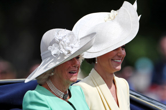 영국 왕실 가족 총출동…카밀라 왕세자빈과 미들턴 왕세손빈