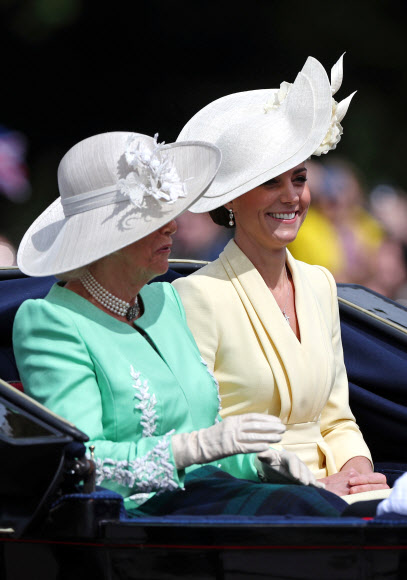 영국 왕실 가족 총출동…카밀라 왕세자빈과 미들턴 왕세손빈