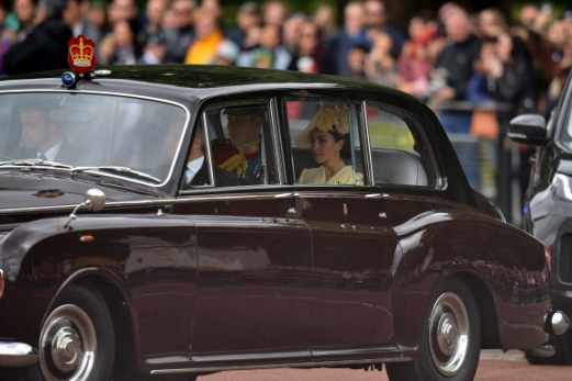 영국 여왕 생일 모습 드러낸 마클 왕자비와 해리 왕자