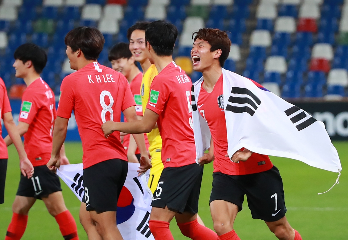 9일(한국시간) 폴란드 비엘스코-비아와 경기장에서 열린 2019 국제축구연맹(FIFA) 20세 이하(U-20) 남자축구 월드컵 8강 세네갈과의 경기에서 대표팀이 승부차기 끝에 4강 진출을 확정하고 기뻐하고 있다. 2019.6.9 연합뉴스