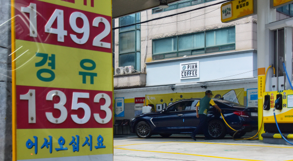 9일 서울의 한 주유소에서 시민들이 주유를 하고 있다. 한국석유공사 유가정보서비스 오피넷에 따르면 6월 첫째주 기준 전국 주유소 휘발유 가격은 전주보다 1.2원 하락한 리터당 1535.1원을 기록하며 16주만에 하락으로 돌아섰다.  2019.6.9.   이종원 선임기자 jongwon@seoul.co.kr