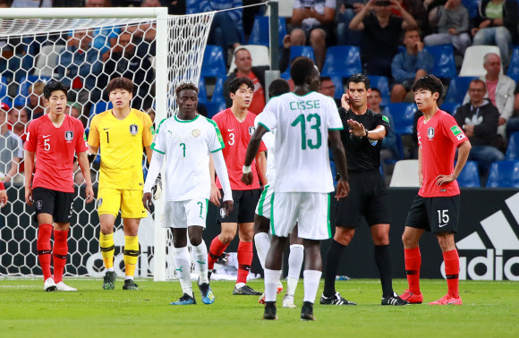 비디오 판독실과 정보 교환하는 주심