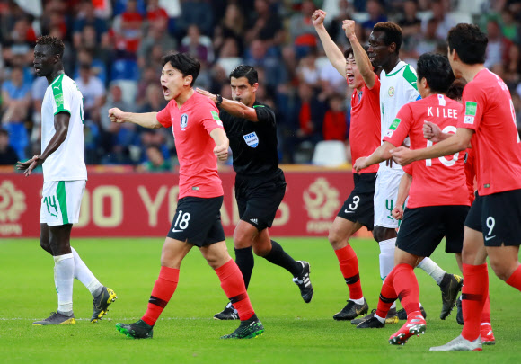 비디오 판독으로 패널티킥 얻어낸 한국