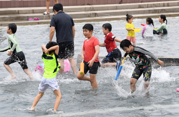 초여름 날씨를 보인 9일 오후 서울 여의도 달빛분수를 찾은 어린이들이 더위를 식히고 있다. 2019.6.9. 도준석 기자 pado@seoul.co.kr