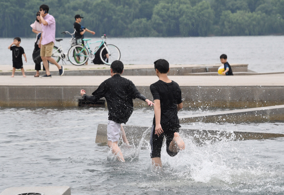초여름 날씨를 보인 9일 오후 서울 여의도 달빛분수를 찾은 학생들이 더위를 식히고 있다. 2019.6.9. 도준석 기자 pado@seoul.co.kr