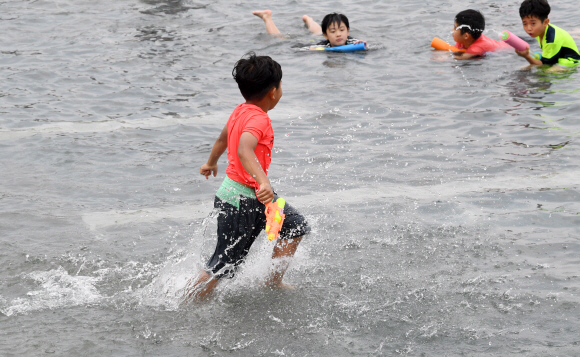 초여름 날씨를 보인 9일 오후 서울 여의도 달빛분수를 찾은 어린이들이 더위를 식히고 있다. 2019.6.9. 도준석 기자 pado@seoul.co.kr