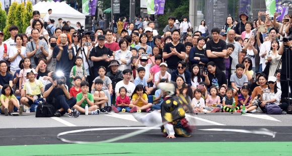 9일 서울 대학로에서 운영된 차없는거리에서 시민들이 풍물놀이패의 공연을 보고 있다. 2019.6.9 박지환기자 popocar@seoul.co.kr