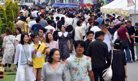 9일 서울 대학로에서 운영된 차없는거리에서 시민들이 가득하다. 2019.6.9 박지환기자 popocar@seoul.co.kr