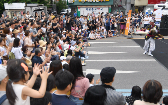 9일 서울 대학로에서 운영된 차없는거리에서 시민들이 풍물놀이패의 공연을 보고 있다. 2019.6.9 박지환기자 popocar@seoul.co.kr