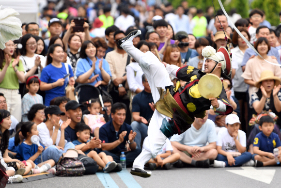 9일 서울 대학로에서 운영된 차없는거리에서 시민들이 풍물놀이패의 공연을 보고 있다. 2019.6.9 박지환기자 popocar@seoul.co.kr
